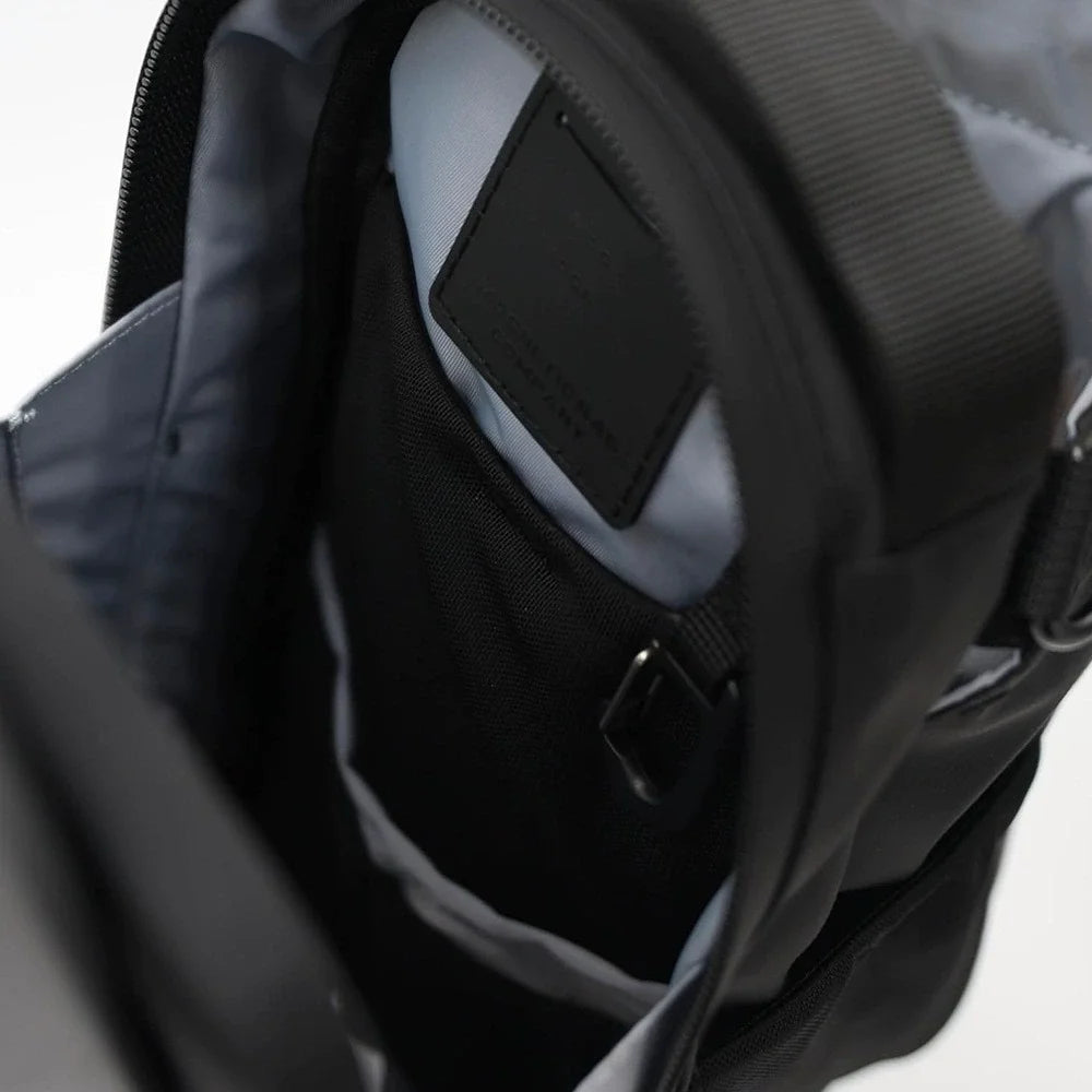 Sesbou Magnetic Companion™ – Magnetic Gym Bag (Waterproof & Touch-Friendly)